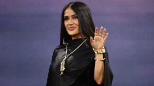 Salma Hayek y las uñas negras: tendencia del otoño 2026