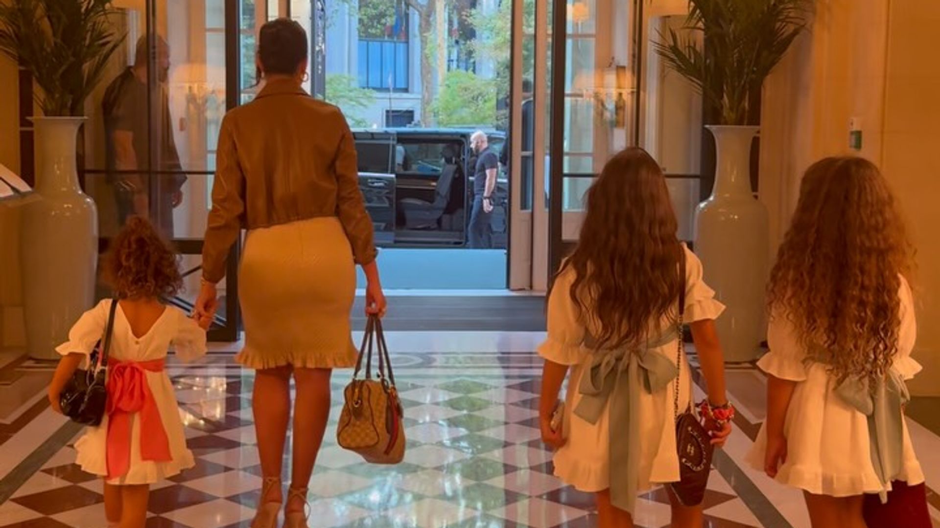 Georgina Rodríguez viaja a París para ver a Céline Dion