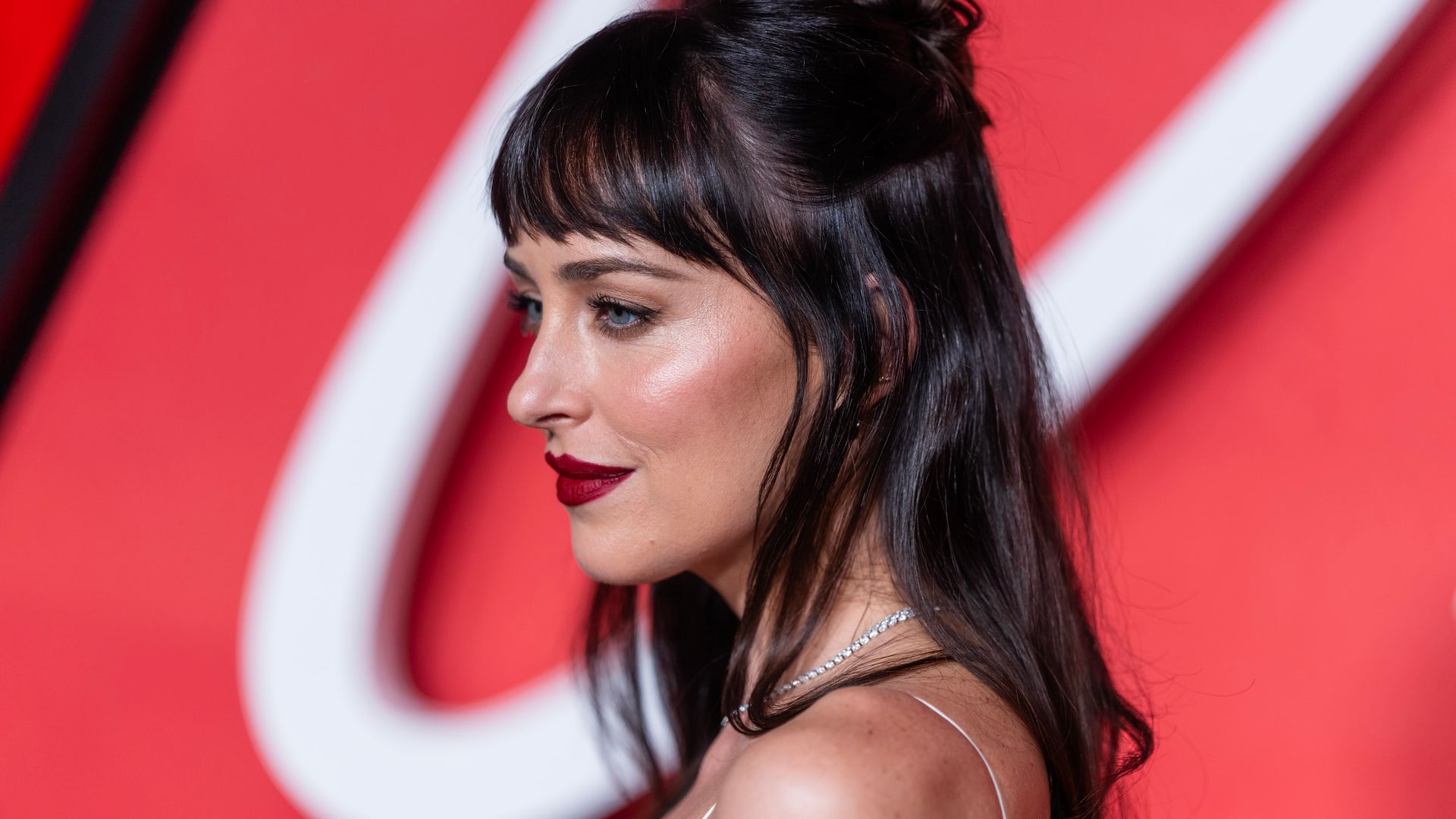 Dakota Johnson y el labial cálido que marca tendencia en otoño 2026