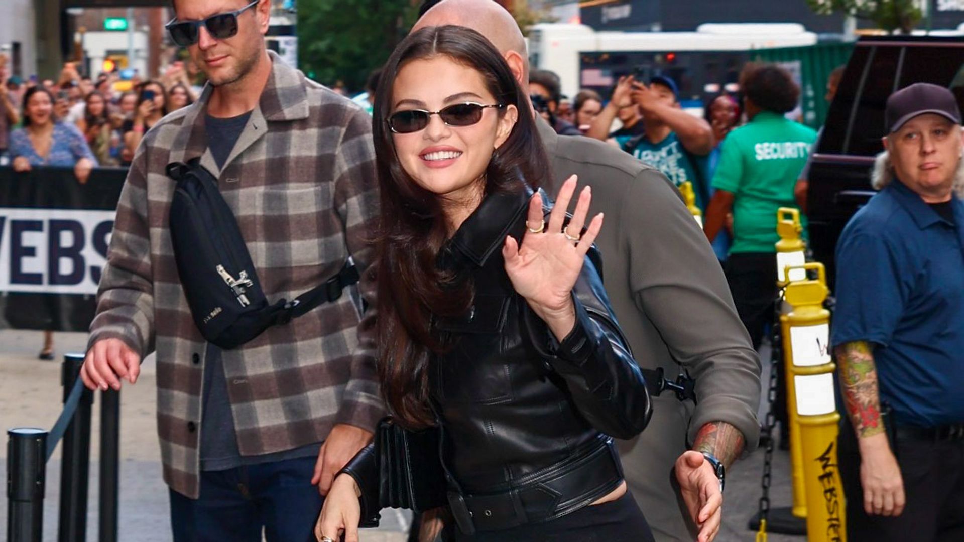Pantalones capri y zapatos de tacón bajo: la tendencia de Selena Gómez