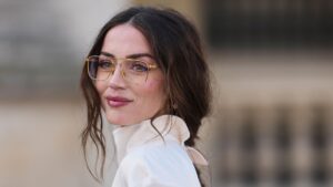 Ana de Armas y su look de falda midi con botas altas en París
