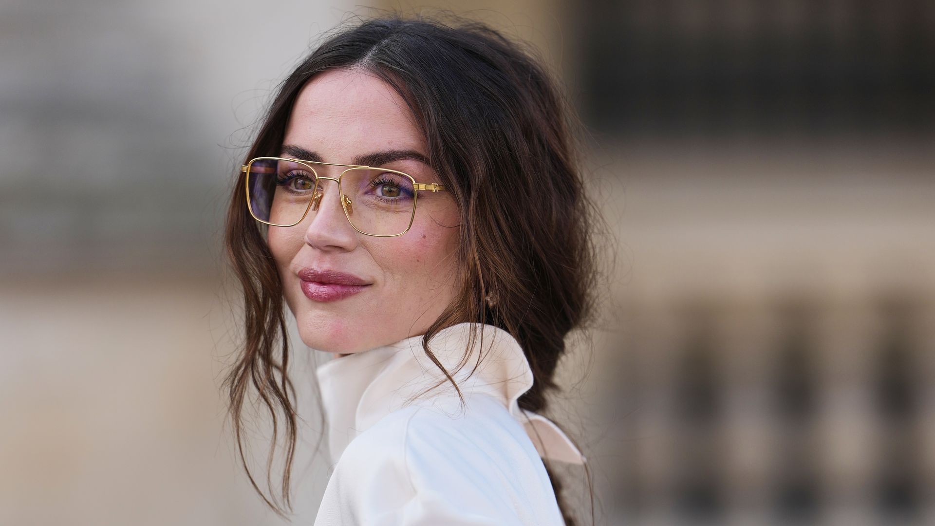 Ana de Armas y su look de falda midi con botas altas en París