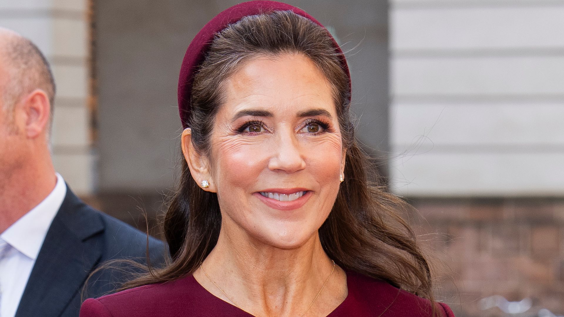 Reina Mary de Dinamarca: el broche vintage de 1964 en su look burdeos