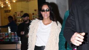 Inés de Ramón y su look en París: blusa blanca y cuero