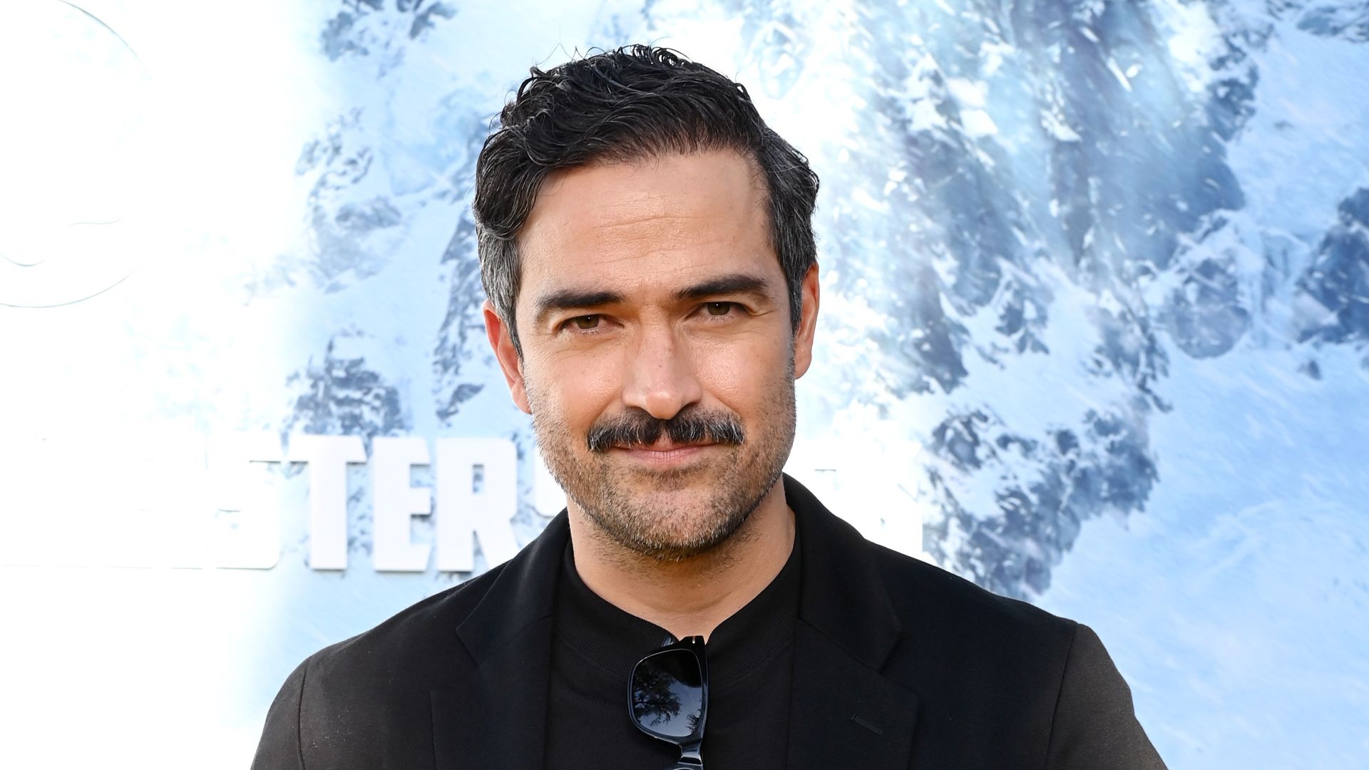 Alfonso Herrera, hospitalizado por tercera cirugía de rodilla