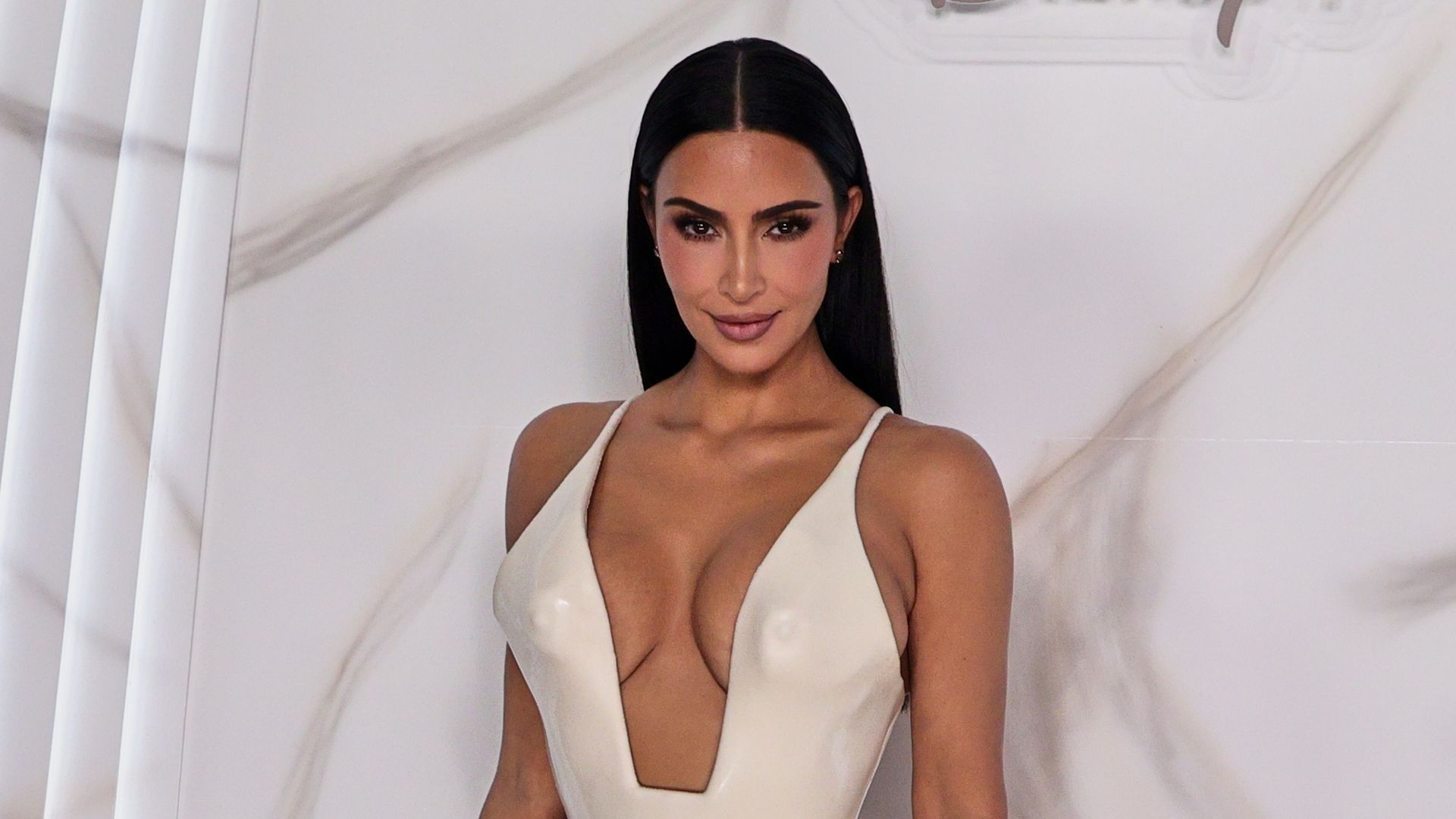 Kim Kardashian deslumbra en CDMX con look de Schiaparelli