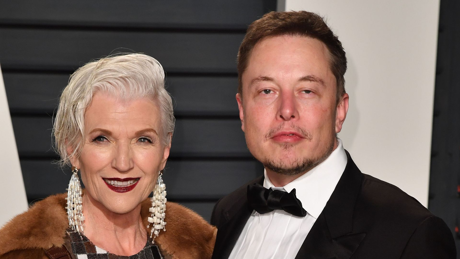 Elon Musk presenta el Tesla Roadster con propulsores