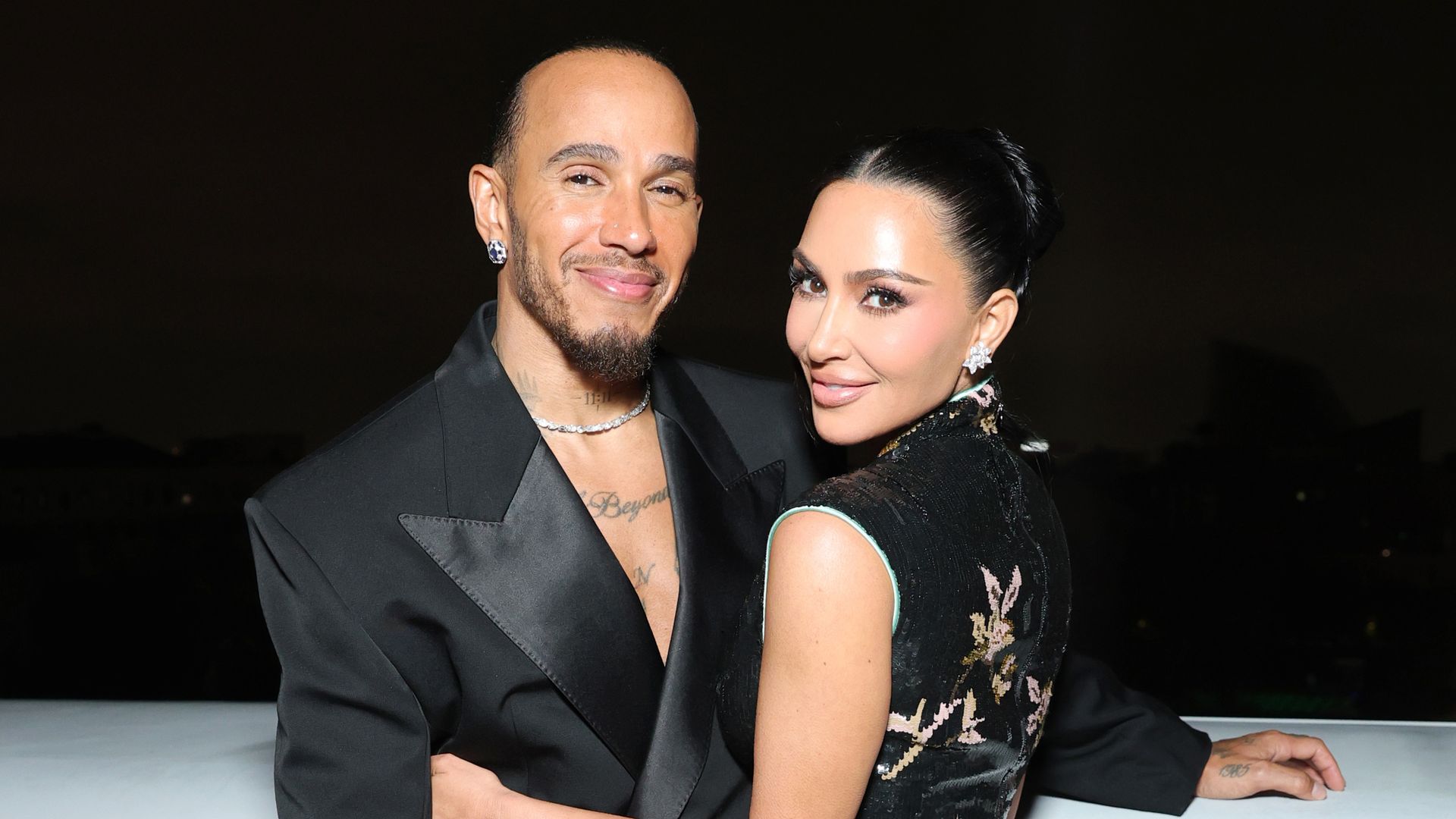 Lewis Hamilton sorprende a los hijos de Kim Kardashian con un perro