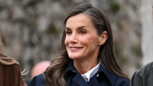 Reina Letizia resbala en un barco en Llanes, Asturias