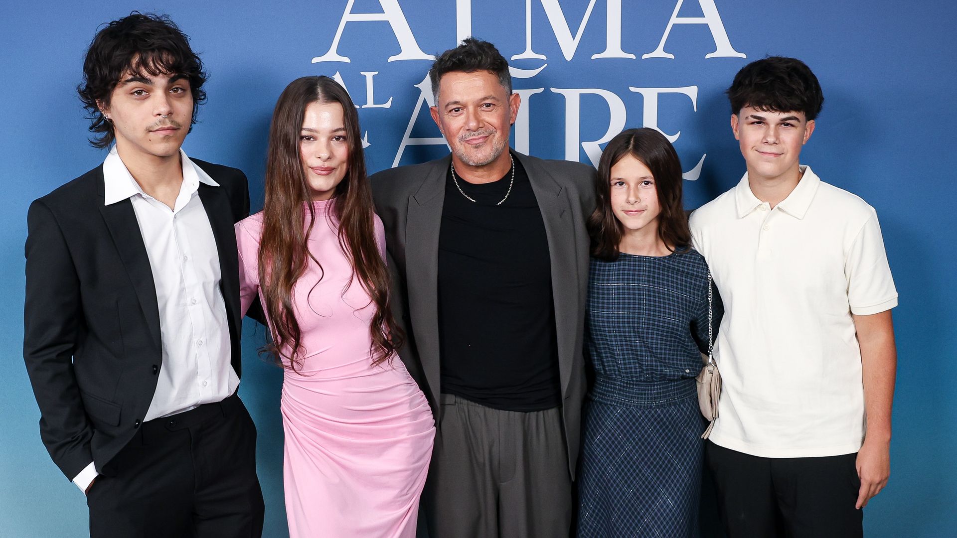 Alejandro Sanz posa con sus hijos y Stephanie Cayo en Madrid