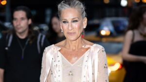 Sarah Jessica Parker luce sus canas con una melena XL