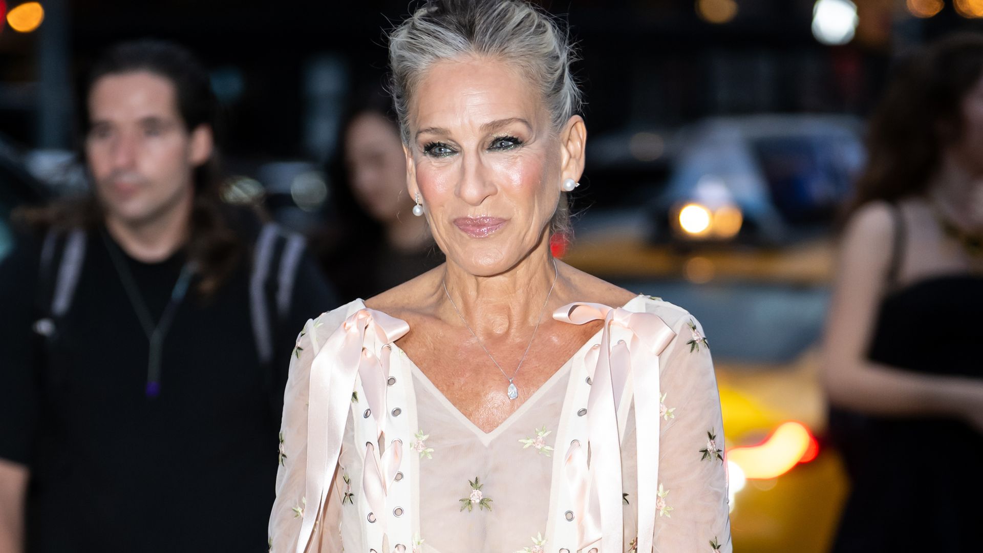 Sarah Jessica Parker luce sus canas con una melena XL