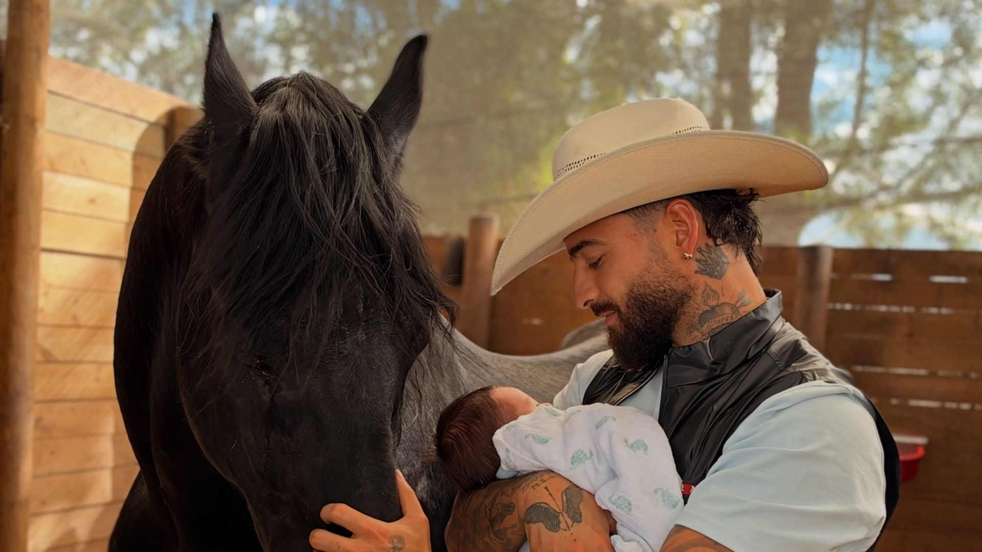 Maluma presume su vida familiar tras ser padre de Orión