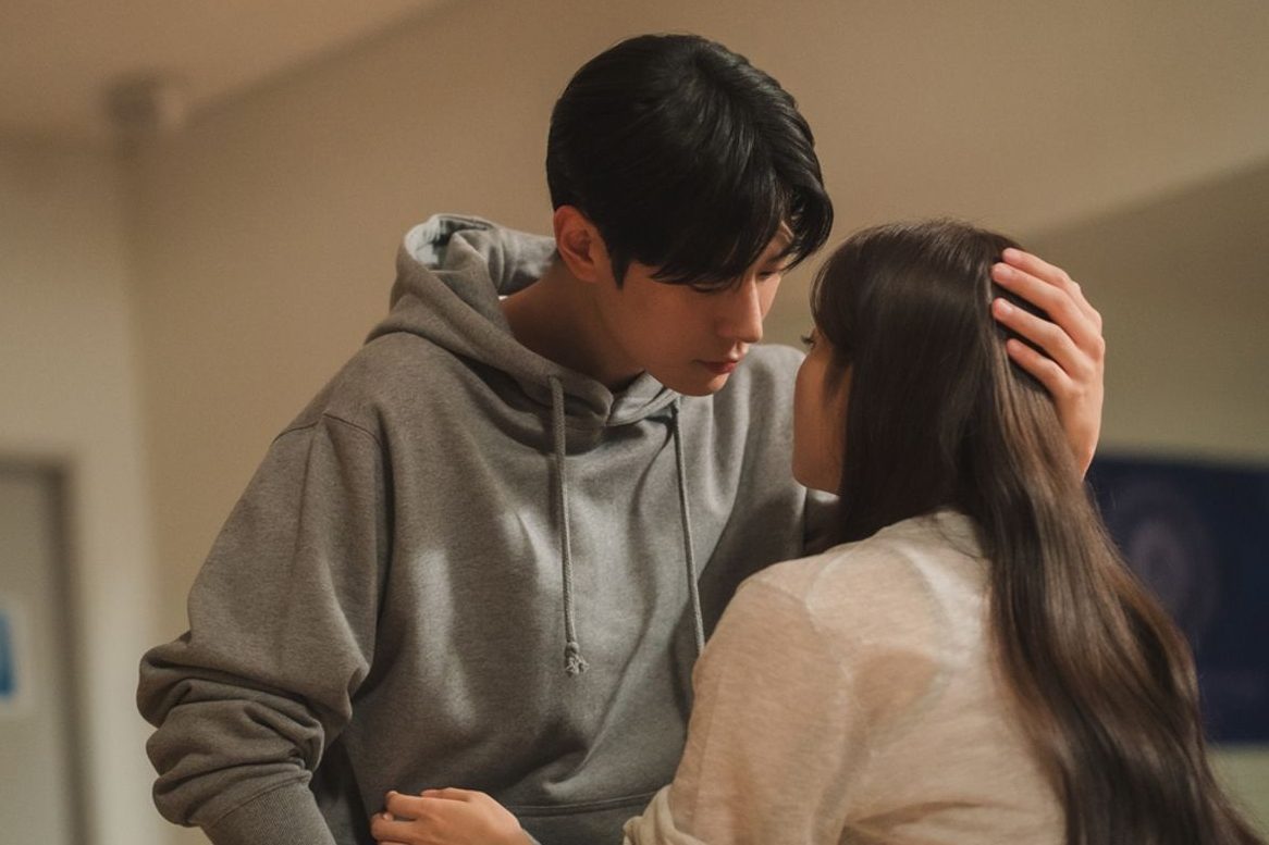 Dive into You: Park Seo Ham y Kim Ji Yeon ensayan un beso