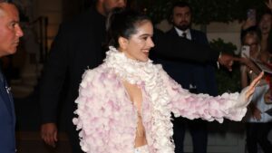 Rosalía luce vestido floral de Dior en la Semana de la Moda de París