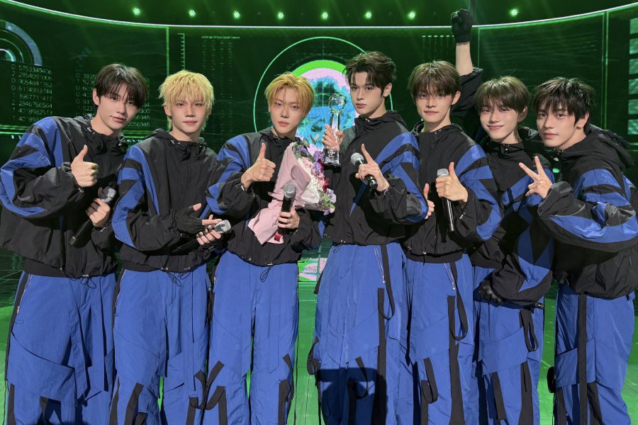 CLOSE YOUR EYES gana en Music Bank con Drop That!
