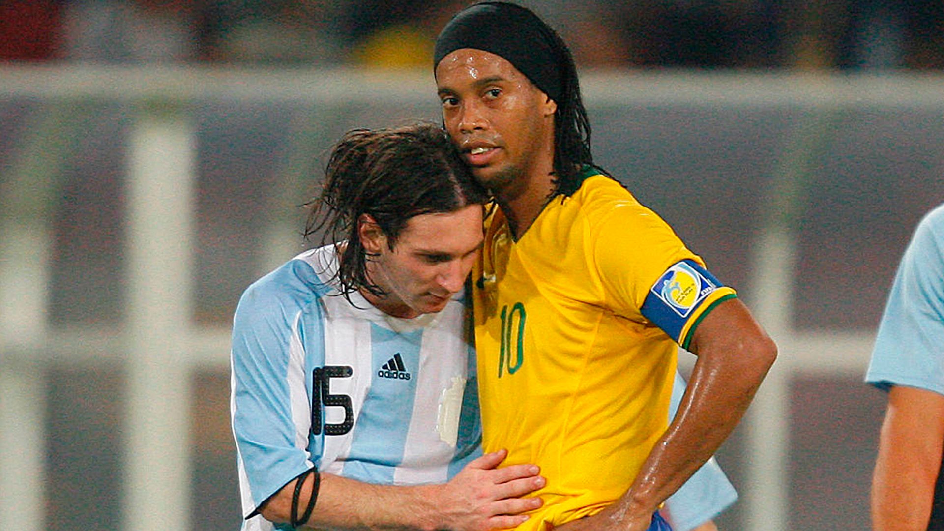 Ronaldinho y más estrellas homenajean a Messi en su despedida