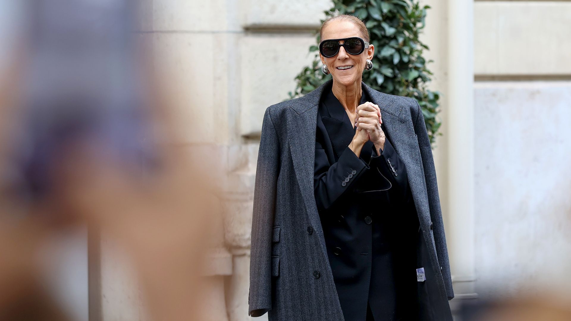 Céline Dion en París: looks elegantes en su regreso a los escenarios