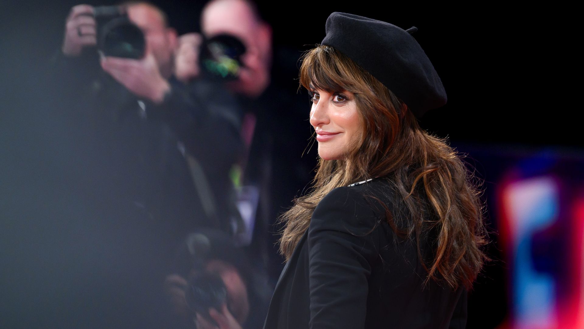 Penélope Cruz y la corbata: su look más elegante a los 50