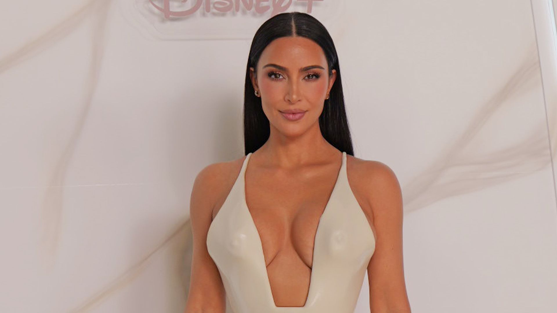 Kim Kardashian sorprende a elenco de Todo Vale en CDMX