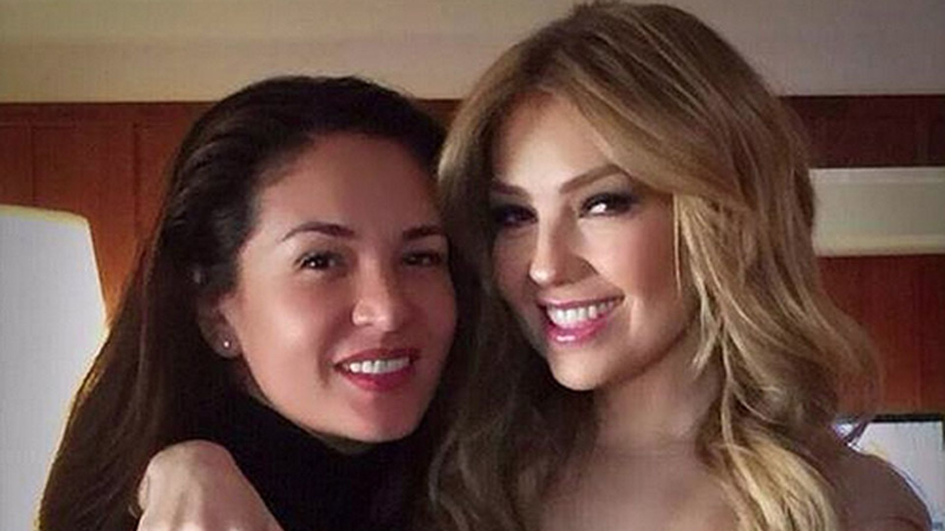 Yolanda Andrade muestra la cobija que le tejió Thalía