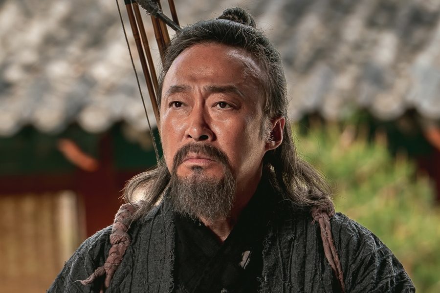Lee Sung Min es Choi Gu, veterano guerrero en Sacred Jewel